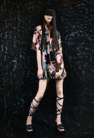 丸尾作品とファッションブランド・MEEWEEによるコラボアイテムの着用イメージ。