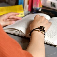 「静電気軽減ヘアブレスレット＆ミニポーチ」使用イメージ