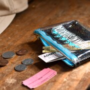 「静電気軽減ヘアブレスレット&ミニポーチ」使用イメージ