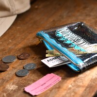 「静電気軽減ヘアブレスレット＆ミニポーチ」使用イメージ