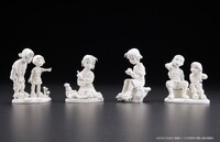 左から「すずさんと晴美さん」「献立を考えるすずさん」「スケッチをするすずさん」「すずさんと周作さん」。