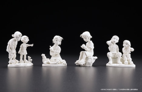 海洋堂製オリジナルフィギュア（絵コンテver.）より、左から「すずさんと晴美さん」「献立を考えるすずさん」「スケッチをするすずさん」「すずさんと周作さん」。