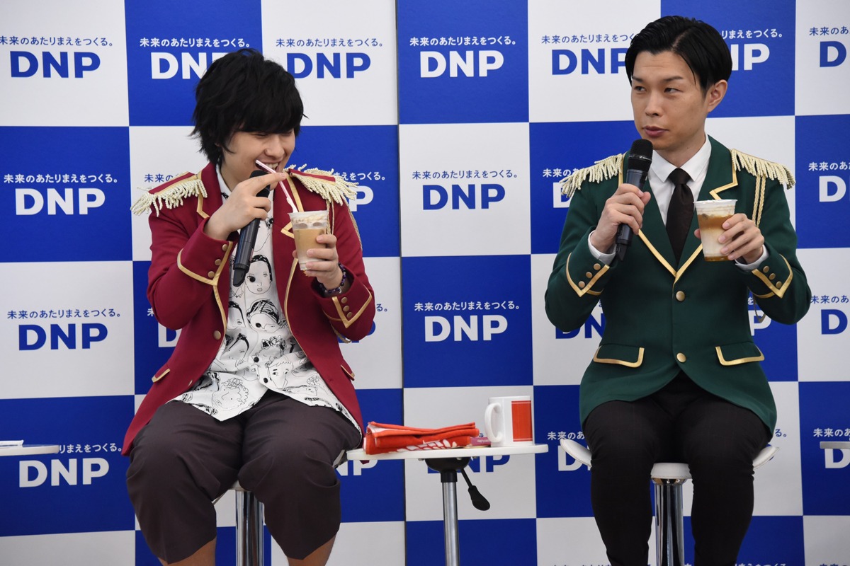 ラテを試飲する寺島惇太、岩井勇気（ハライチ）。