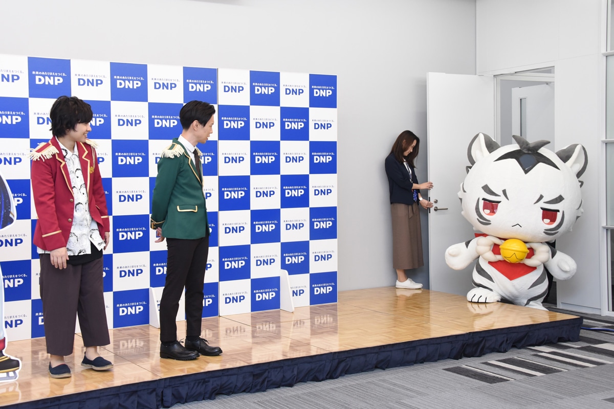 段差を上るトラチを見守る寺島惇太、岩井勇気（ハライチ）。