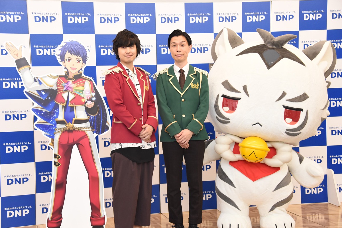 「華京院学園オープンキャンパス プリズムスタァミュージアム」プレス向け発表会の様子。左から寺島惇太、岩井勇気（ハライチ）、トラチ。