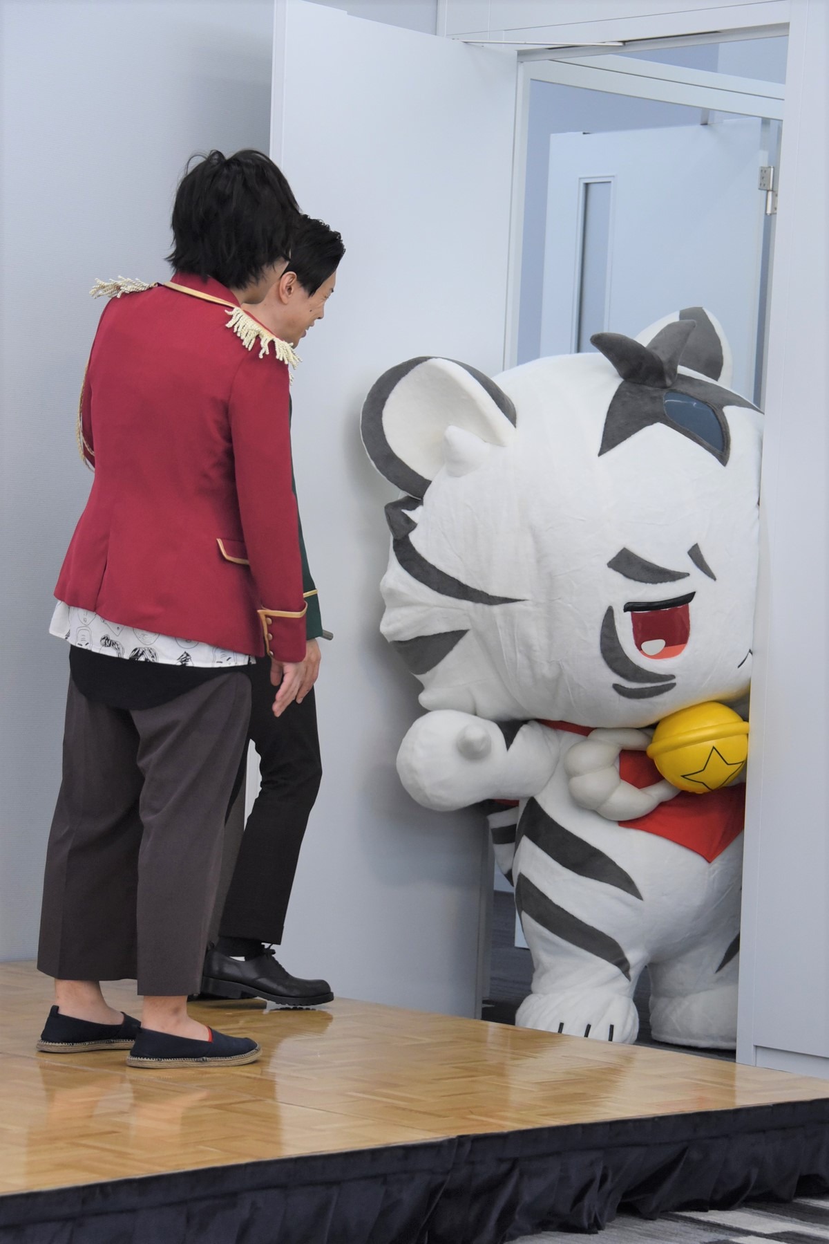 トラチの退場を見守る寺島惇太、岩井勇気（ハライチ）。