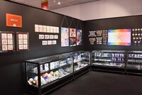 「プリズムスタァミュージアム」内資料展示エリアの様子。