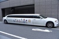 「華京院学園オープンキャンパス」の一環として走行するリムジンカー。