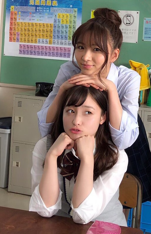 岡崎紗絵扮する磯山光(上)、橋本環奈扮する花澤日奈々(下)。
