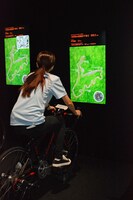 第2章「トレーニング」のコーナーより。「弱虫ペダル」のトレーニングを体感することができる。