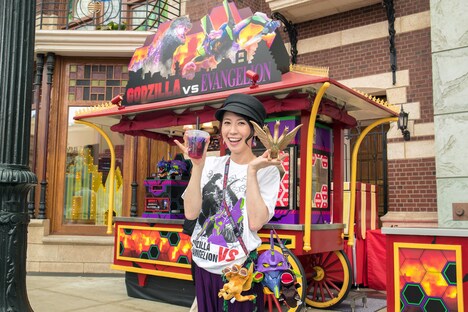 「ゴジラ対エヴァンゲリオン・ザ・リアル 4-D」のワゴンの前に立つ三石琴乃。TM & (c)TOHO CO., LTD. (c)カラー