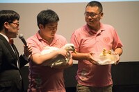 左からアヒル、ヒヨコ。