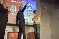 新開隼人の「バキューン！」ポーズを決める武川新吾編集長と渡辺航。