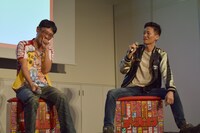 「覚悟のススメ」の破夢子の誕生秘話を聞いて爆笑する渡辺航（左）。