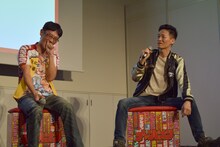 「覚悟のススメ」の破夢子の誕生秘話を聞いて爆笑する渡辺航（左）。