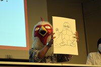 板垣巴留が「もしも天津向が作中に出てきたら？」をテーマに即興で描いたイラスト。「司会の人がステージに出たり引っ込んだりする感じが亀っぽいので。今日付けてる蝶ネクタイを頭に付けてみました。首だと普通すぎると思いました」と解説。