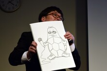 荒達哉が「もしも天津向が作中に出てきたら？」をテーマに即興で描いたイラストを持つ天津向。