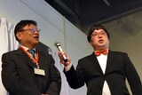 「お題」として急遽舞台に上がった、チャンピオン前編集長の沢考史（左）と、天津向。