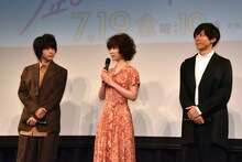 左から中村倫也、黒木華、高橋一生。
