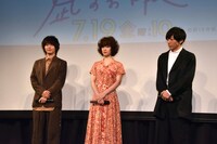 左から中村倫也、黒木華、高橋一生。