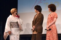 左からIKKO、中村倫也、黒木華。