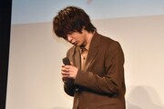 「寝起きのハムスター」のものまねをする中村倫也。