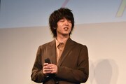 「寝起きのハムスター」のものまねをする中村倫也。