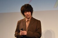 「寝起きのハムスター」のものまねをする中村倫也。