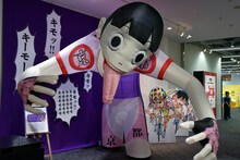 ドリームプロジェクトで制作された渡辺航「弱虫ペダル」御堂筋翔の巨大バルーン。