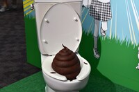 浜岡賢次「あっぱれ！浦安鉄筋家族」の実現マニフェストである国会議員のうんこ像。