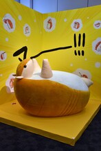 ドリームプロジェクトで制作された盆ノ木至「吸血鬼すぐ死ぬ」ジョンの巨大ぬいぐるみ。