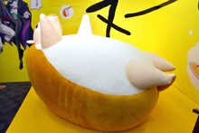 ドリームプロジェクトで制作された盆ノ木至「吸血鬼すぐ死ぬ」ジョンの巨大ぬいぐるみ。