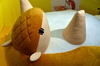 ドリームプロジェクトで制作された盆ノ木至「吸血鬼すぐ死ぬ」ジョンの巨大ぬいぐるみ。