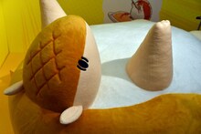 ドリームプロジェクトで制作された盆ノ木至「吸血鬼すぐ死ぬ」ジョンの巨大ぬいぐるみ。