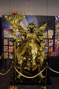 車田正美「聖闘士星矢 NEXT DIMENSION 冥王神話」に登場する蛇遣座の黄金聖衣の等身大立像。