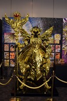 車田正美「聖闘士星矢 NEXT DIMENSION 冥王神話」に登場する蛇遣座の黄金聖衣の等身大立像。