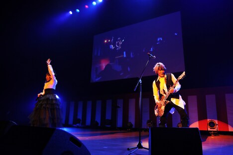 「『蒼穹のファフナー』シリーズ 15周年記念イベント～in 尾道～」のangelaによるライブパフォーマンスの様子。（写真：山口正人）