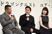 左からケンドーコバヤシ、山田孝之、波瑠。