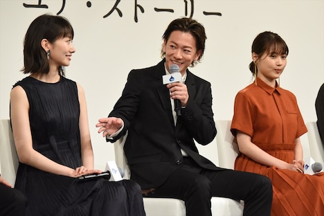 左から波瑠、佐藤健、有村架純。