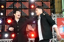漫才を披露する渡辺大知（左）、間宮祥太朗（右）。