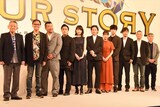 映画「ドラゴンクエスト ユア・ストーリー」完成報告記者会見の様子。左からすぎやまこういち、堀井雄二、ケンドーコバヤシ、山田孝之、波瑠、佐藤健、有村架純、坂口健太郎、山崎貴総監督、八木竜一監督、花房真監督。