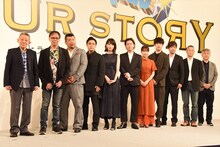 「ドラゴンクエスト ユア・ストーリー」完成報告記者会見のフォトセッションでおどけた表情を見せるケンドーコバヤシ（左から3番目）。