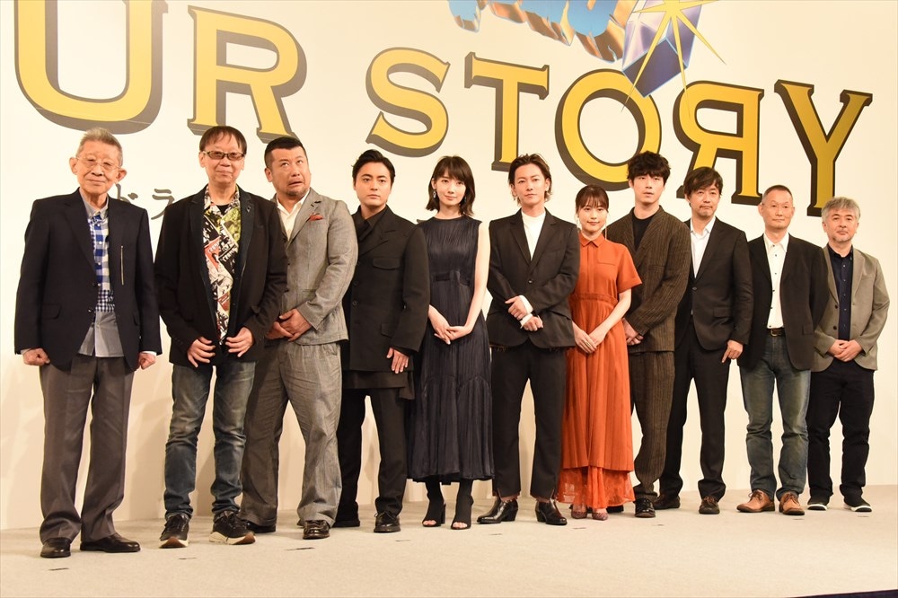 「ドラゴンクエスト ユア・ストーリー」完成報告記者会見のフォトセッションでおどけた表情を見せるケンドーコバヤシ（左から3番目）。