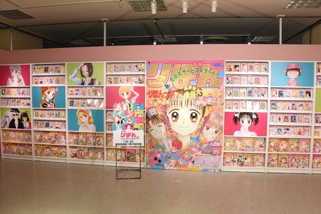 「特別展 りぼん 250万りぼんっ子▼大増刊号」のエントランス。