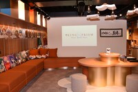 「KING OF PRISM -Shiny Seven Stars-」の共有ラウンジ「エーデルローズ寮 展示室」の様子。