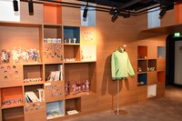 「KING OF PRISM -Shiny Seven Stars-」の共有ラウンジ「エーデルローズ寮 展示室」の様子。