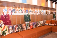 「KING OF PRISM -Shiny Seven Stars-」の共有ラウンジ「エーデルローズ寮 展示室」の様子。