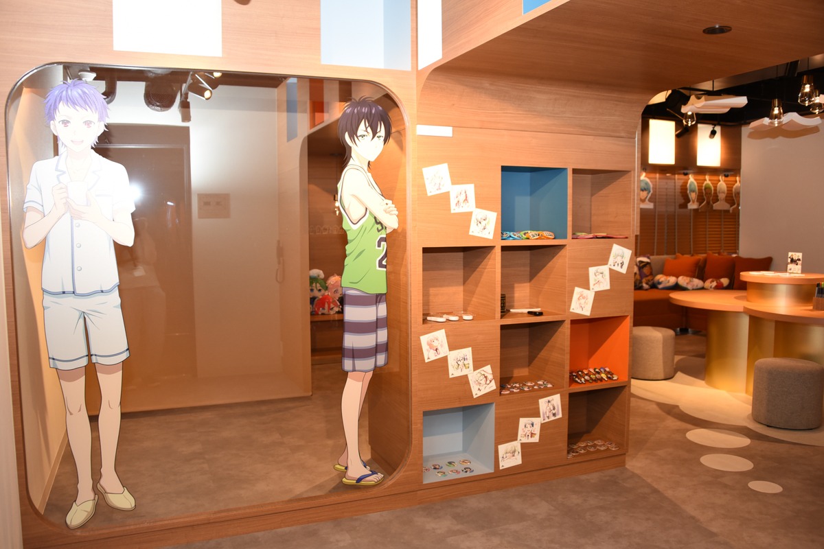 「KING OF PRISM -Shiny Seven Stars-」の共有ラウンジ「エーデルローズ寮 展示室」の様子。