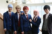 「SCHOOL STAGE『ここはグリーン・ウッド』」初日会見より。左から手塚忍役の影山達也、池田光流役の長妻怜央、蓮川一也役の小西成弥、如月瞬役の大平峻也、脚本と演出を手がけたほさかよう。