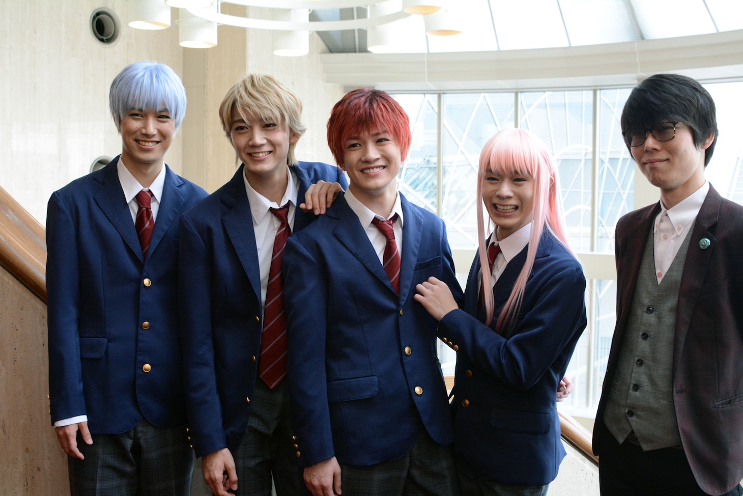 「SCHOOL STAGE『ここはグリーン・ウッド』」初日会見より。左から手塚忍役の影山達也、池田光流役の長妻怜央、蓮川一也役の小西成弥、如月瞬役の大平峻也、脚本と演出を手がけたほさかよう。